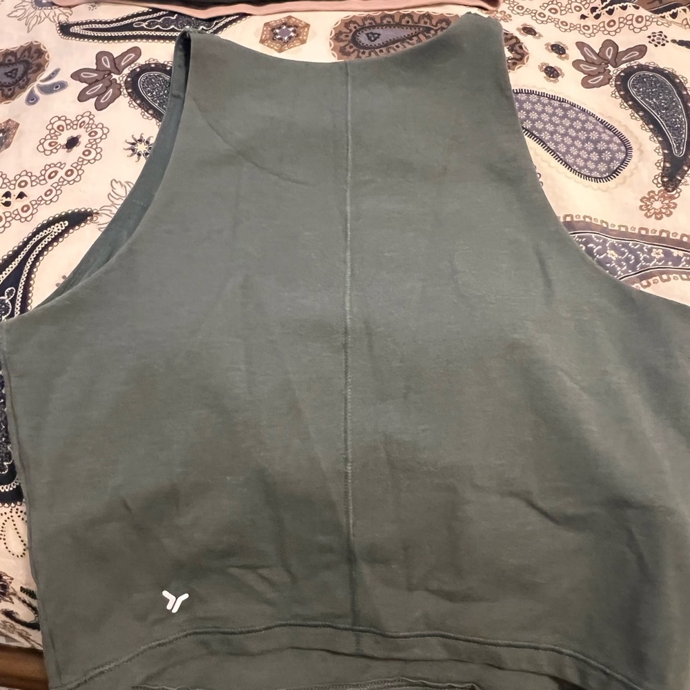 Matching Old Navy workout set size S. NWT green bike shorts, 2 longline bras - Picture 8 of 15